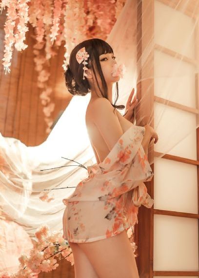 年轻的母亲4免费_十万网红美女美酱